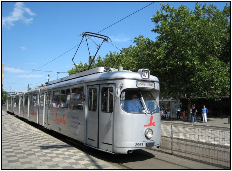 Tw 2967 der Dsseldorfer Rheinbahn mit Beiwagen, eingesetzt auf der Linie 707, fhrt am 15.07.2007 in die Haltestelle am Dsseldorfer Hauptbahnhof ein.