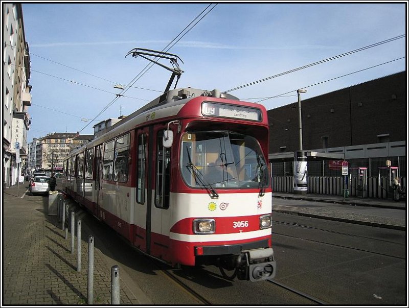 TW 3056 der Dsseldorfer Rheinbahn ist am 04.02.2008 auf der Linie 709 unterwegs und wird in Krze die Haltestelle am Hauptbahnhof erreichen.