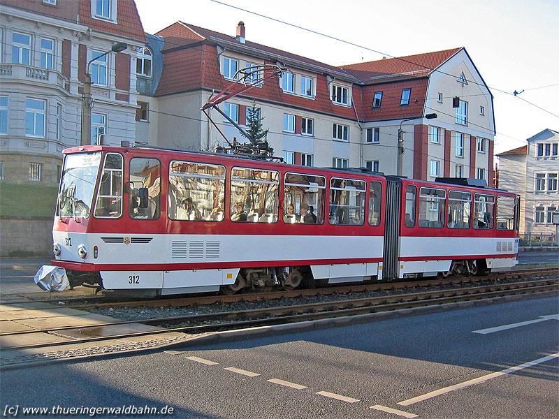 TW 312 der Straenbahn Gotha in der Gartenstrae. 15.12.2005