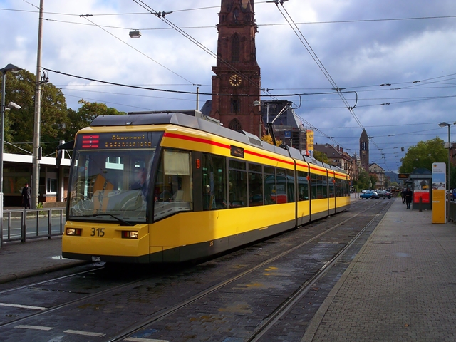 Tw 315 als Linie 1 nach Oberreut am Durlacher Tor. Tw 315 wurde nach einem schweren Unfall mit einer Matrix-Anzeige an Front und Heck modernisiert. Aufgenommen am 17.10.2009