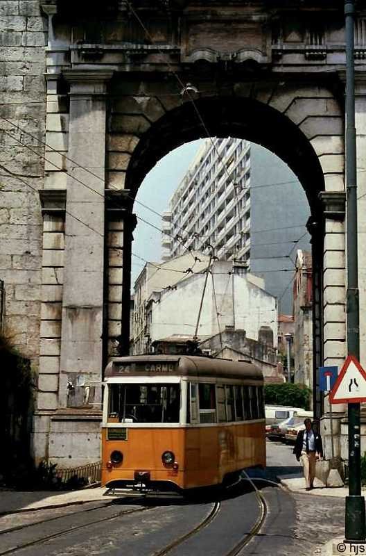 Tw 322 unterquert den Aqueduto (17. Juni 1986). Gut zu erkennen ist die Gleisverschlingung.