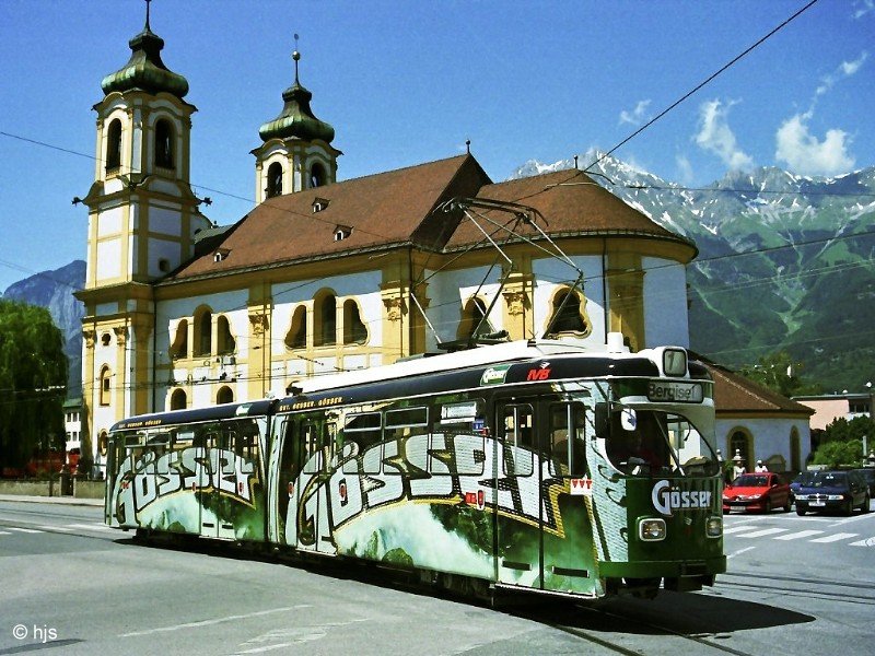 Tw 33 vor der Wiltener Pfarrkirche / Einfahrt in die Schleife Bergisel (26. Juni 2004)