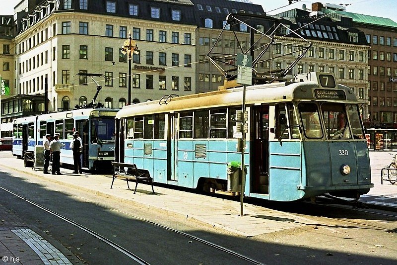 Tw 330 (ex G�teborg) auf dem Norrmalmstorg, dahinter als  Gast  Tw 137 aus Oslo (5. August 1994)