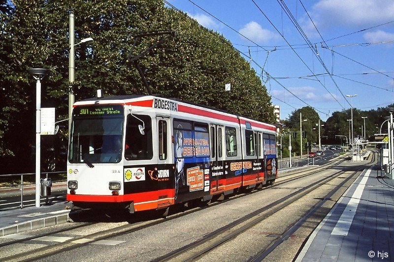 Tw 331 an der (H) Schloss Horst in Gelsenkirchen (9. Oktober 2004). Die Strecke von (H) Schloss Horst bis zur (H) Buerer Stra�e wird gemeinsam mit der normalspurigen Essener Linie U17 benutzt, daher das Dreischienengleis. Die U17 h�lt am Hochbahnsteig in Mittellage weiter hinten. 