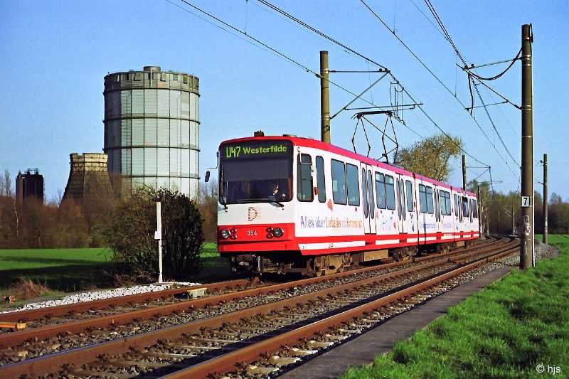 Tw 354 zwischen Huckarde und Obernette (2. April 2005). Gasometer und K�hlturm im Hintergrund geh�ren zur Kokerei Hansa. Sie wurden im Dezember 2005 gesprengt.