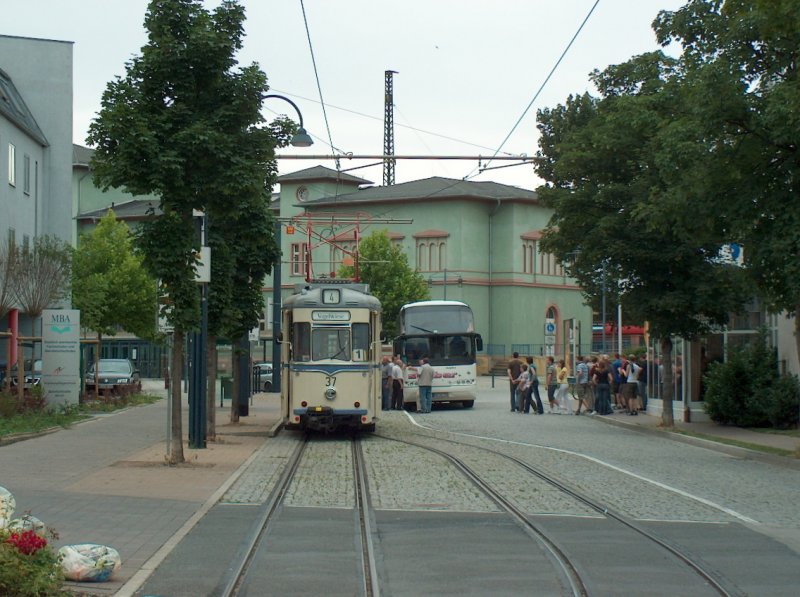 Tw 37 der NaumburgerTouristenBahn an der Endhaltestelle Hauptbahnhof; 12.07.2008