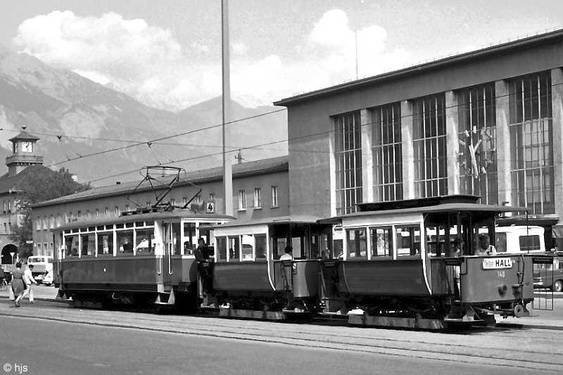 Tw 4 + Bw 139 + Bw 140 vor dem Hauptbahnhof (28. August 1968). Das alte Empfangsgebude des Innsbrucker Hauptbahnhofs ist ebenso Vergangenheit wie die Haller Tram.