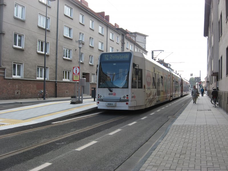 TW 4063 am 16.08.2007 in der Haltestelle  Zollstockgrtel . Alle neu errichteten Haltestellen sind mit Mittelbahnsteigen ausgestattet.