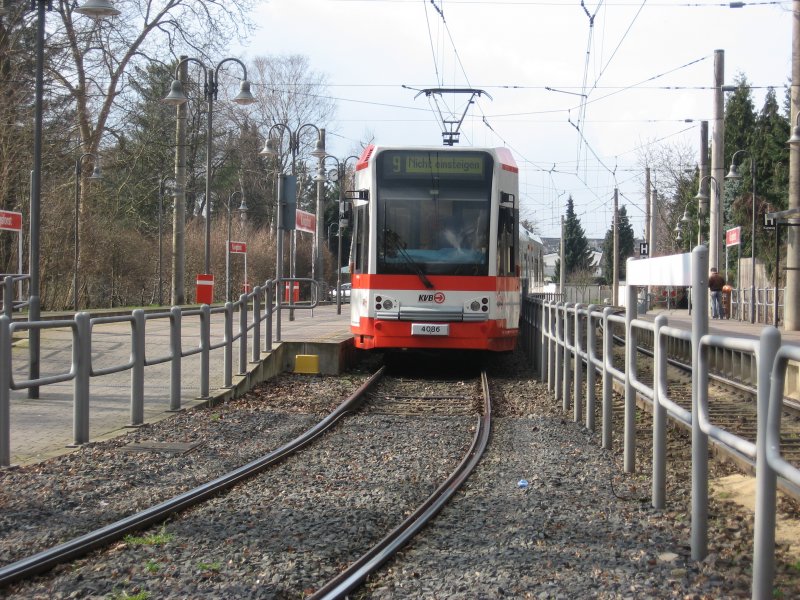 TW 4068 und ein weiterer Wagen vom Typ K4000 wurden am 08. Mrz 2007 auf der Linie 9 zwischen Slz und Knigsforst eingesetzt. Hier in der Haltestelle Knigsforst, kurz vor dem Wenden durch die Wendeschleife an dem Bahnsteig wo nur ausgestiegen werden darf.