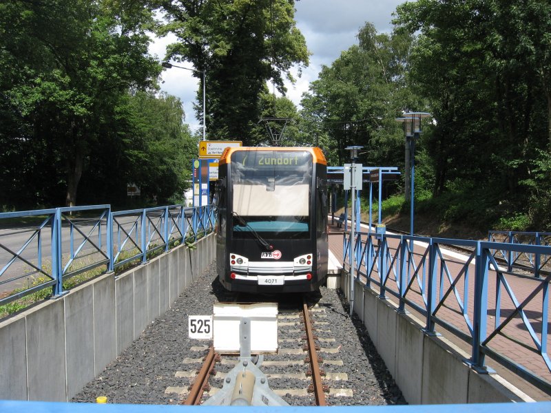 TW 4071 steht am 02.07.2007 in der Endhaltestelle  Frechen - Benzelrath .