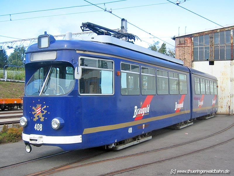 TW 408 mit Vollwerbung  Braugold  abgebgelt aus dem Betriebshof.
Aufgenommen am 12.9.2004
Mehr Bilder unter http://www.thueringerwaldbahn.de