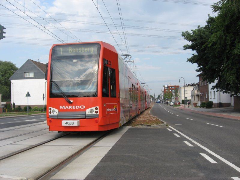 TW 4088 und ein Schwesterzug haben am 20. Juni 2007 gerade die Endhaltestelle Weiden West verlassen und fahren ber die Aachener Strae in Richtung Stadtmitte.