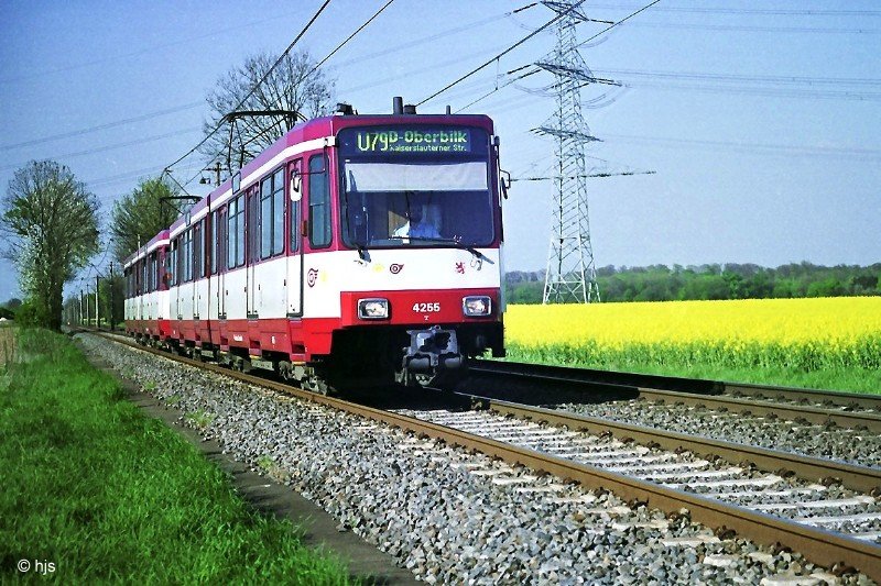 Tw 4255 + 4203 zwischen D-Froschenteich und D-Wittlaer (16. April 2007)