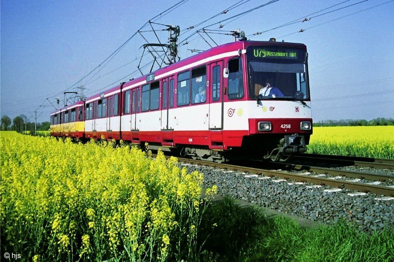 Tw 4258 + 4235 zwischen D-Froschenteich und D-Wittlaer (16. April 2007)