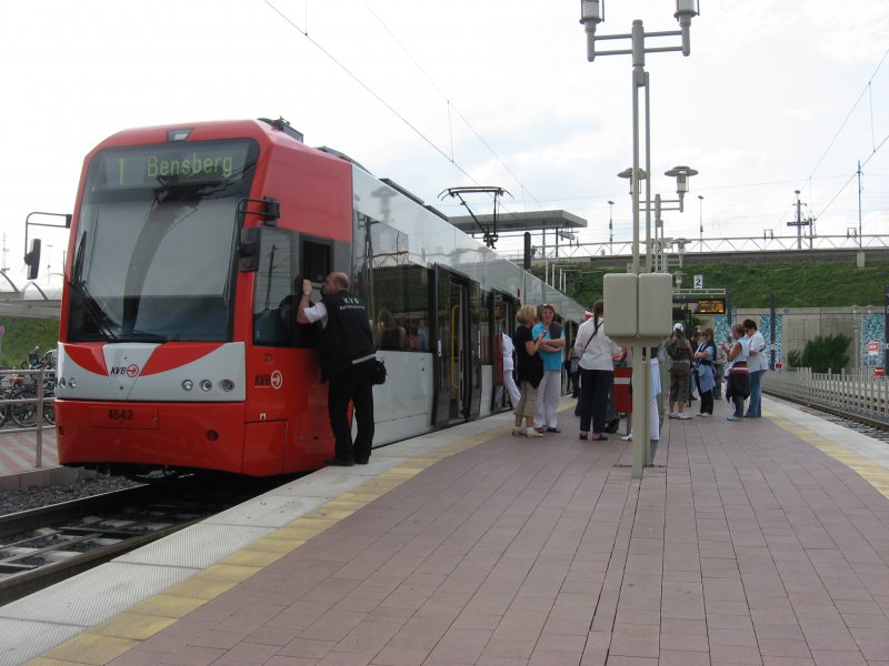 TW 4542 steht am 20. Juni 2007 mit einem weiteren unbekannten Fahrzeug vom Typ K4500 in der Endhaltestelle Weiden West. Irgendetwas gibt es da zwischen Straenbahnfahrer und Verkehrsmeister zu besprechen. Im Hintergrund sieht man noch das Bahnsteigdach der S-Bahn Station die Fuball-Weltmeisterschaft 2006 die u.a. auch in Kln ausgetragen wurde war auch ein Grund warum diese Verknpung zwischen der S-Bahn und der Straenbahn finanziert wurde. 