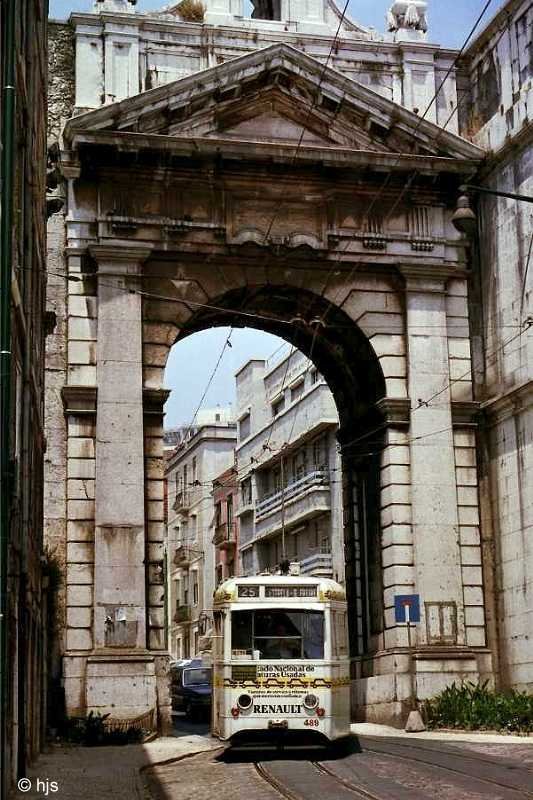 Tw 489 unterquert im Zuge der Rua das Amoreiras den Aqueduto, einen Aqudukt aus dem 18. Jh. (17. Juni 1986).
