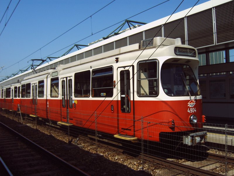 Tw 4904 als U6 nach Siebenhirten am 16.5.2006 in der Station Wien-Handelskai.
