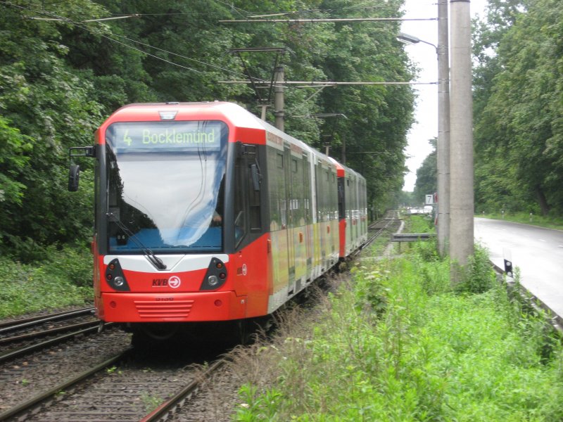 TW 5136 verlsst am 16. Juni 2007 mit einem weiteren unbekannten Fahrzeug vom Typ K5100 die Endhaltestelle Schlebusch.