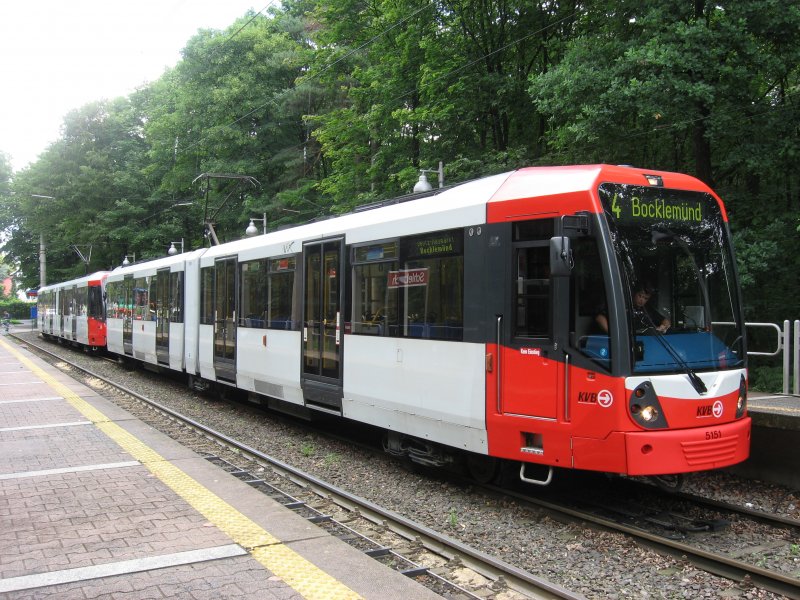 TW 5151 und ein weiteres unbekanntes Fahrzeug aus der Serie K5100 stehen am 16. Juni 2007 als Linie 4 abfahrbereit in der Endhaltestelle Schlebusch.