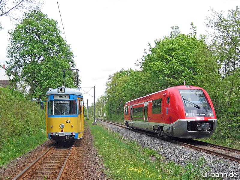 Tw 528 der Thringerwaldbahn  auf einer Hhe  mit 641 034 der DB AG. 13.5.2006, Schnepfenthal.