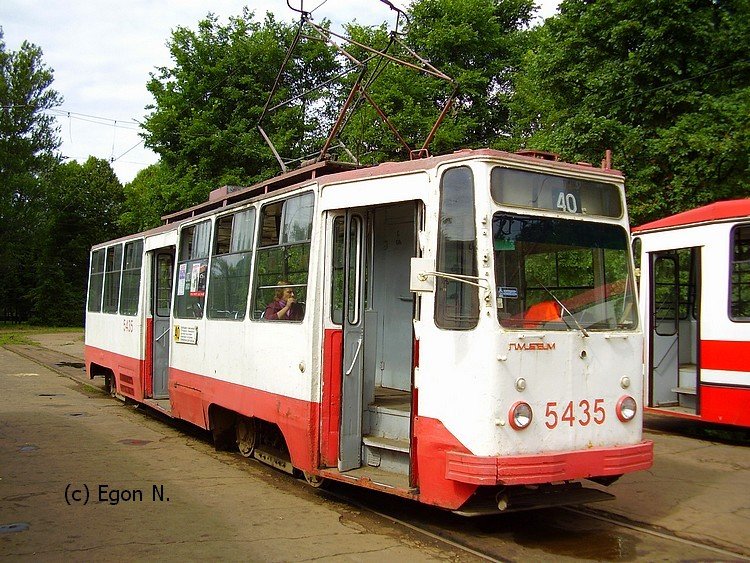 Tw 5435 der St. Petersburger Straenbahn in der Wendeschleife des Primorski Park Pobedy.