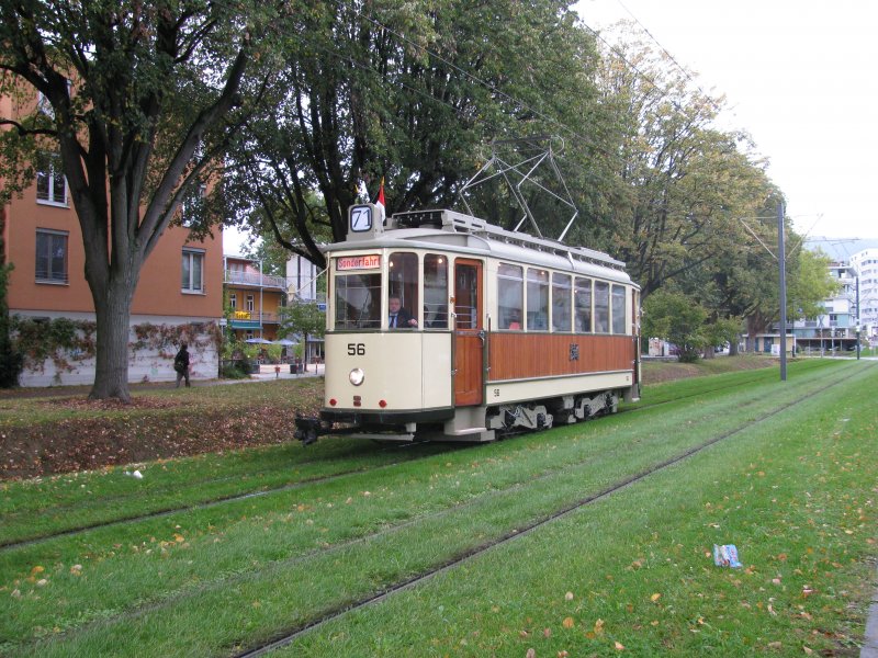 Tw 56 befindet sich hier auf einer Sonderfahrt zwischen Paula-Modersohn-Platz und Vauban Mitte am 17.10.2009