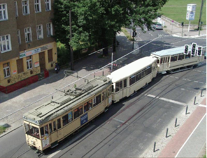 Tw 5984 fhrt am 23. Juni 2002 auf den Strecken nach Niederschnhausen und Rosenthal. Hier biegt er am Nordend in die Dietzgenstrae ein.  