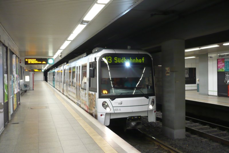 Tw 605 und Tw 601 als U3 (Oberursel-FFM-Sdbahnhof)steht abfahrberit in der Station Miquelallee/Polizeiprsidium.Tw 605 ist wei lackiert und macht Werbung fr den Frankfurter Zoo.(Aufnahme von 12.04.2009) 