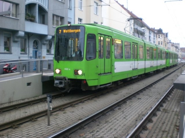 TW 6125 steht als Linie 7 Fasanenkrug- Hauptbahnhof-Krpcke-Wettbergen an der Haltestelle Lortzingstrae. 24.12.2008