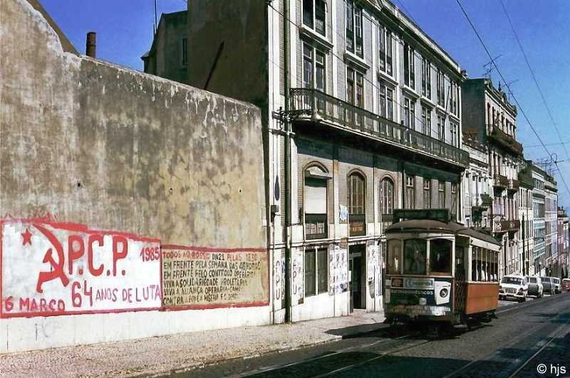 Tw 706 auf der Rua Voz do Oper�rio (14. Juni 1986). Zum Zeitpunkt der Aufnahme lagen die turbulenten Jahre nach der Nelken-Revolution von 1974 noch nicht so weit zur�ck und zudem stand die Wahl des Staatspr�sidenten an.