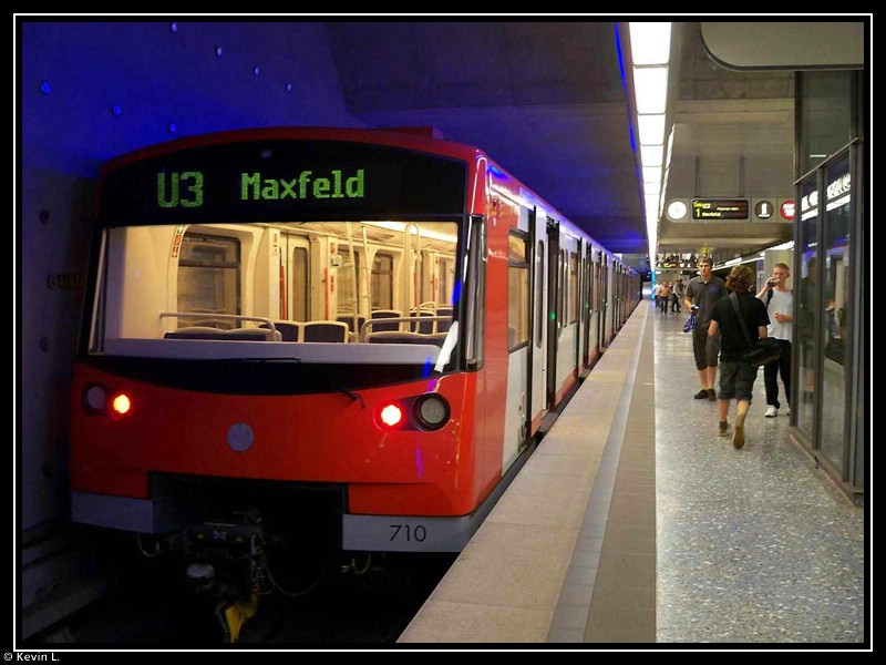 Tw 710 fhrt als U3 nach Maxfeld. Aufgenommen im U-Bahnhof Gustav-Adolf-Strae am 4.7.2009