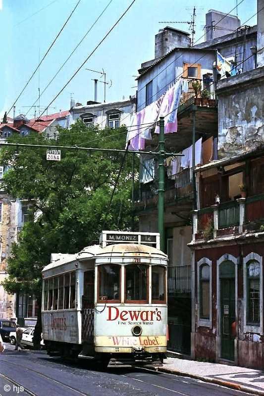 Tw 711 an der Endstelle S. Tom (16. Juni 1986). Die Szenerie bedient perfekt alle Klischees ber sdeuropische Stdte: vom brckelnden Putz ber die im Wind flatternde Wsche bis hin zum Vogelkfig auf dem Balkon ist alles vorhanden.