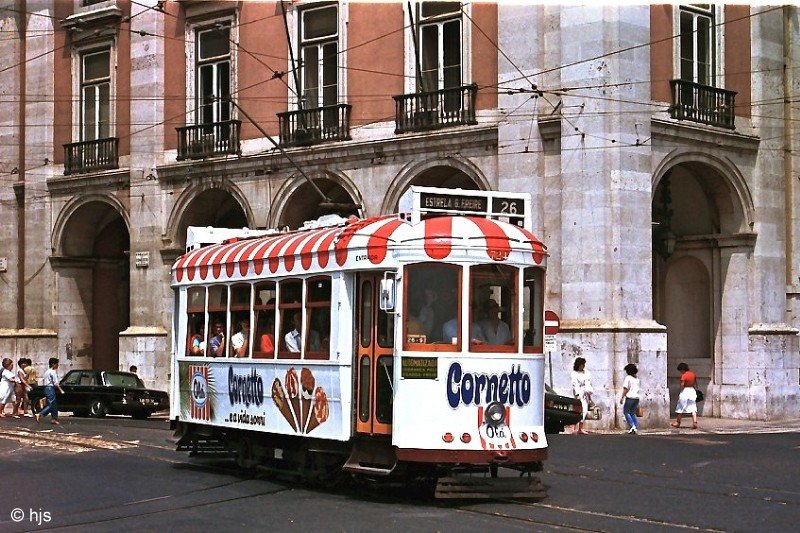 Tw 724 auf der Praa do Comrcio (16. Juni 1986). Wie man sieht, wurde schon in den 1980-er Jahren mit der Modernisierung der Vorkriegswagen begonnen.