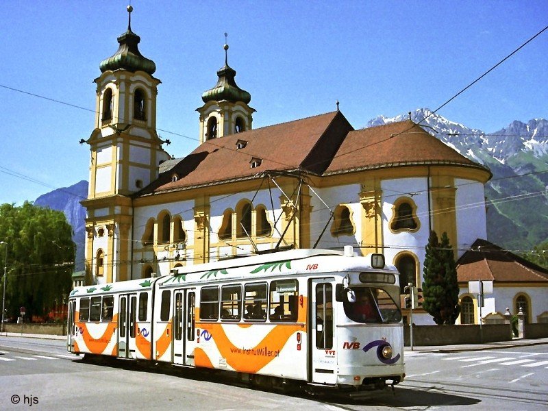 Tw 74 vor der Pfarrkirche Wilten / Einfahrt in die Schleife Bergisel (26. Juni 2004)