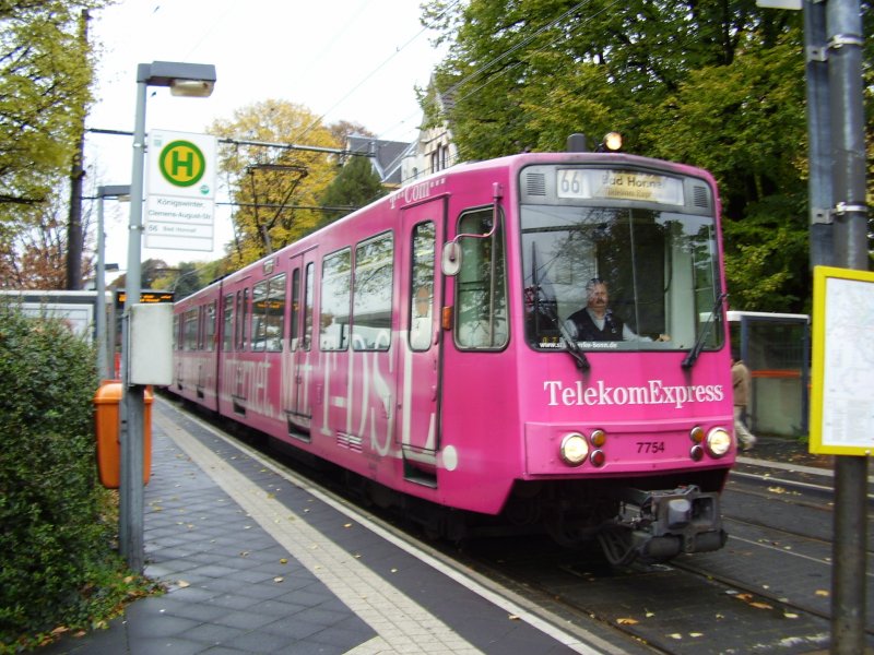 Tw 7754 der SWB auf der Linie 66 (Telekom-Express) nach Bad Honnef hier an der Clemens-August-Strae in Knigswinter. Aufnahme am 11.11.2006 gegen 15:00 Uhr.