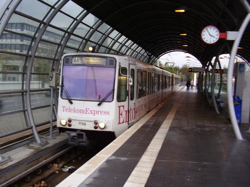 Tw 7755 der SWB hier an der Hst.: Telekom/Platz der Vereinten Nationen. Aufnahme am 11.11.2006