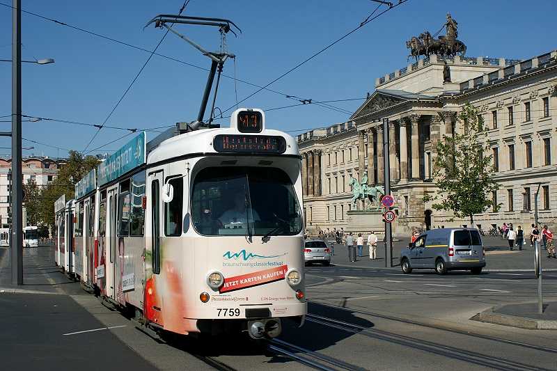 Tw 7759 + Bw 7775 mit der wieder errichteten Fassade des Schlosses (24. August 2009). Hinter der Schlossfassade regiert kein Herzog mehr, sondern K�nig Kunde!