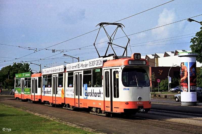 Tw 7760 + Bw 7772 am Stadion (30. Mai 2000). Braunschweig hat als einziger Betrieb neben Wien (Type c5) zu den Triebwagen des  Mannheim -Typs passende Beiwagen beschafft.