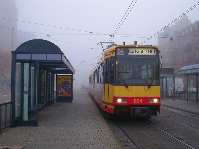 Tw 804 fahrt als S4 gerade in die Haltestelle Durlacher Tor ein. Aufgenommen am 1.11.2009