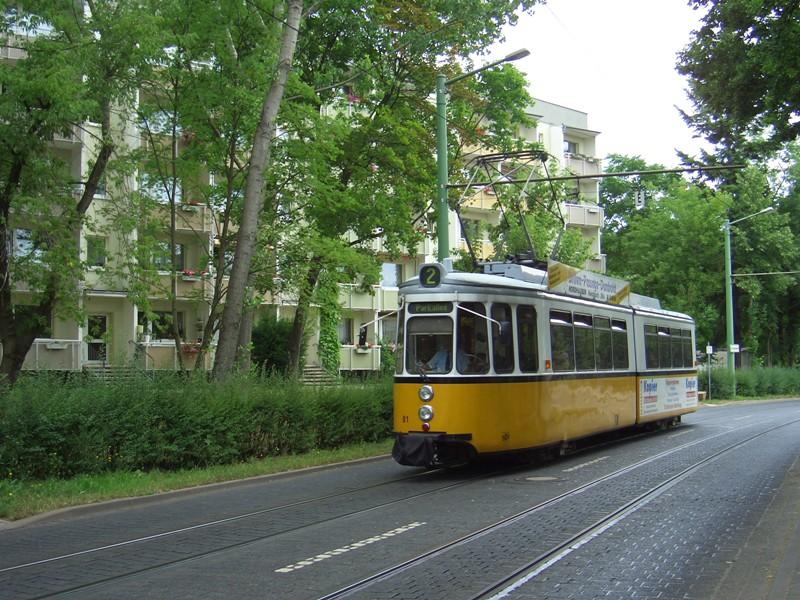 TW 81 kam 1992 zu den Nordhuser Stadtwerken und wurde 1998/99 mit einem neuen, visuellen und akustischen Fahrgastinformationssystem, sowie neuer Inneneinrichtung modernisiert. Hier erreicht er gleich die Haltestelle Rckertstrae.