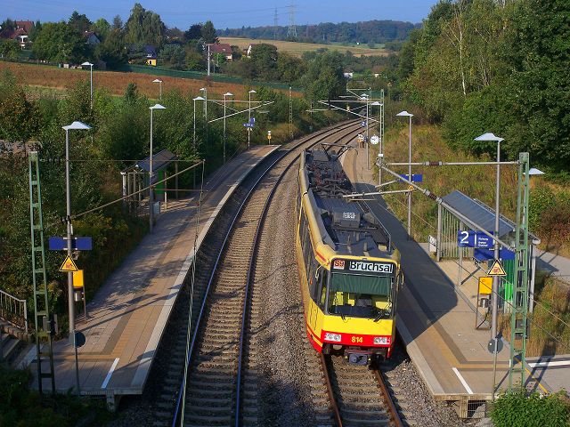 Tw 814 fhrt als S9 nach Bruchsal. Aufgenommen in lbronn-Drrn am 26.9.2009