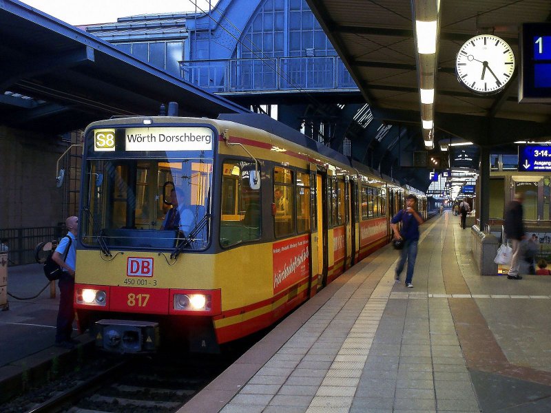 Tw 817 + Tw 8?? fahren den morgendlichen Kurs der S8. Aufgenommen in Karlsruhe Hbf am 14.8.2009