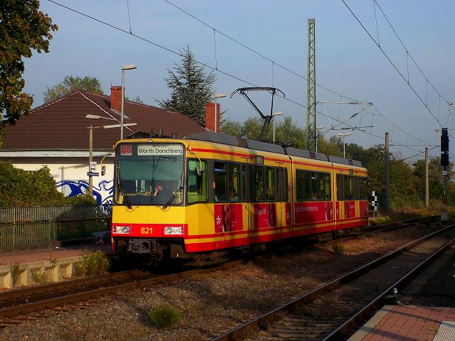Tw 821 am Haltepunkt Karlsruhe-Maxau. Aufgenommen am 28.9.2009