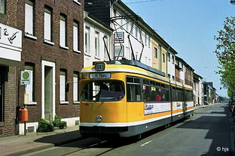 Tw 821 in St. Tnis (25. April 2006). Der Triebwagen trgt noch die alte Lackierung.