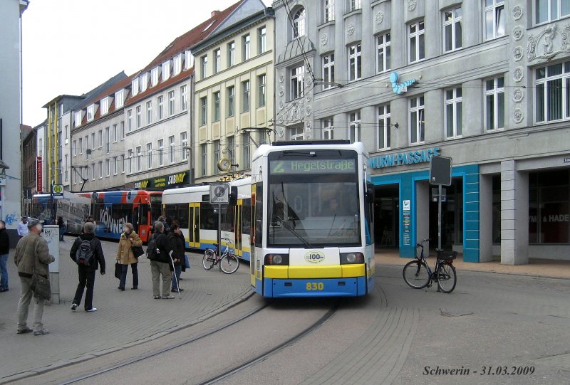 TW 830 der Schweriner Verkehrsbetriebe
erreicht die Haltestelle Marienplatz.
Die Linie 2 wird vielfach in Doppeltraktion
bedient. 31.03.2009