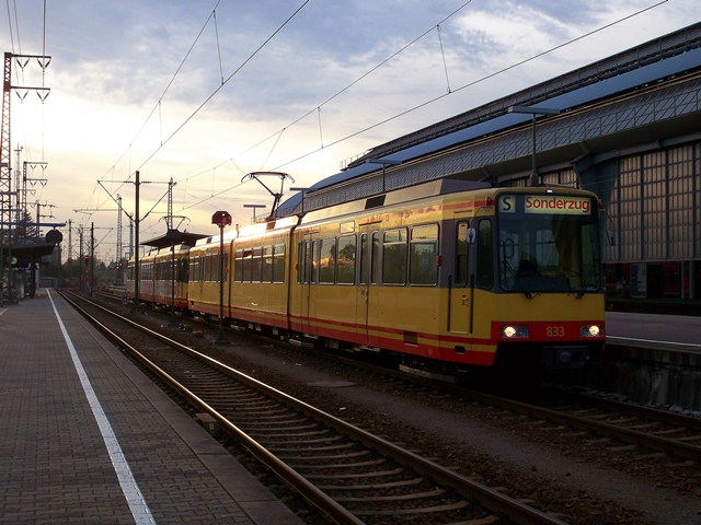 Tw 833 + Tw 8?? abgestellt im Hauptbahnhof Karlsruhe. Aufgenommen am 28.10.2009