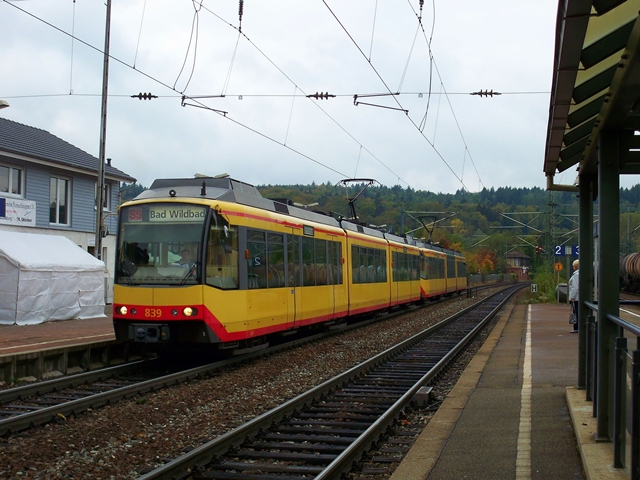 Tw 839 + Tw 877 in Wilferdingen-Singen (auch Remchingen genannt). Aufgenommen am 18.10.2009