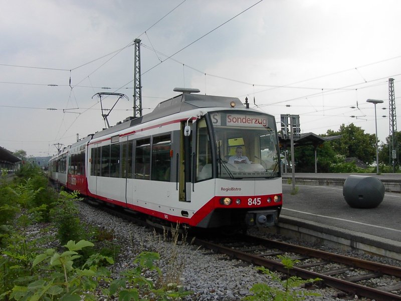 Tw 845+846 (RegioBistro) in Starnberg auf Gleis 2. [14.07.2006]