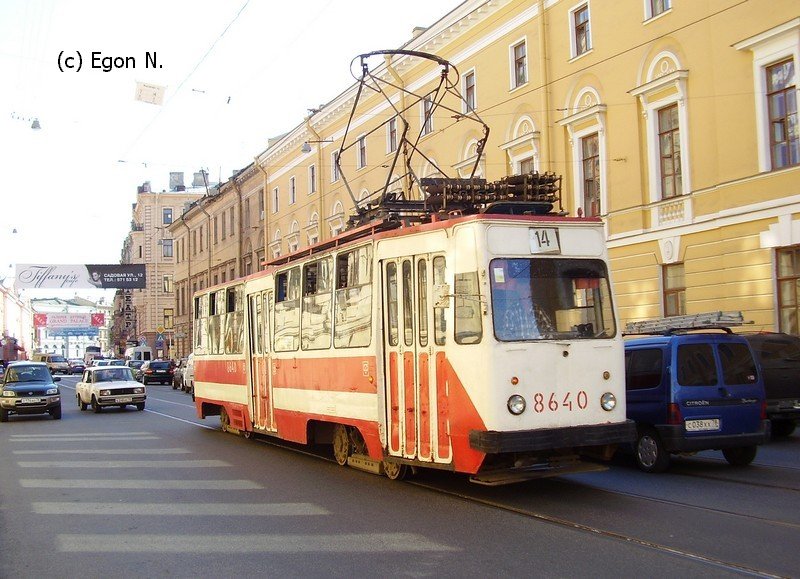 Tw 8640 mitten in der Innenstadt von St. Petersburg. Dies ist ein Triebwagen vom Typ LM-68M. Auslieferung war ab 1968.
