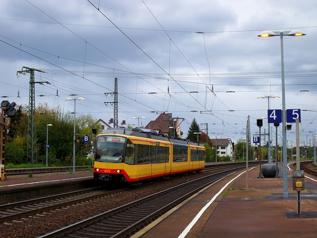 Tw 869 fhrt als S4 nach Achern. Aufgenommen in Rastatt am 17.10.2009